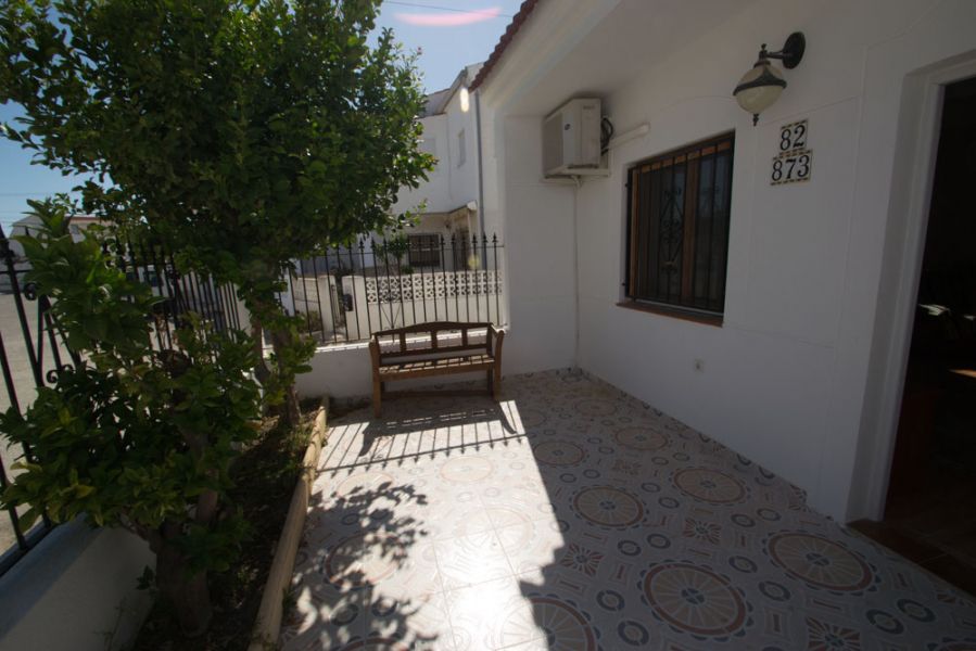 Gelijksvloer hoekhuis te torrevieja gerenoveerd 