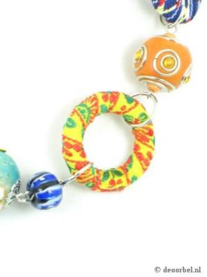 Gekleurde kralen ketting met ringen en cloisone kralen