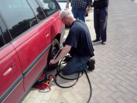 Aktie banden 13 t/m 20 Inch Continental Premium5 op locatie gemonteerd