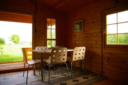 Ruime blokhutten te huur op duurzaam natuurkampeerterrein.