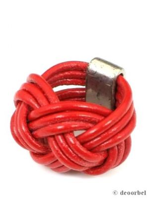 Zeer mooie ring gemaakt van rood gekleurde leren veter.