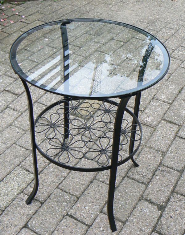 Zwart stalen tafeltjes