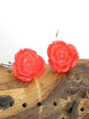 Oranjerood roosjes oorbellen.