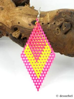 Mooie roze met gele ruitvormige oorbellen (hanger).