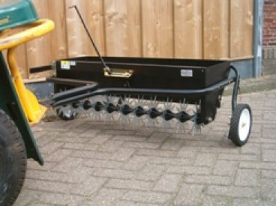 Grasbeluchter+Kunstmeststrooier combinatie achter Zitmaaier-Quad 