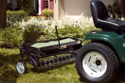 Grasbeluchter+Kunstmeststrooier combinatie achter Zitmaaier-Quad 