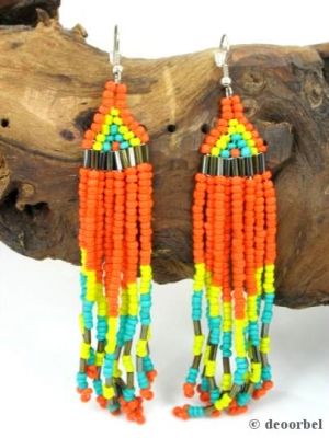 Oorbellen gemaakt van kleine oranje en gele kralen (hanger).