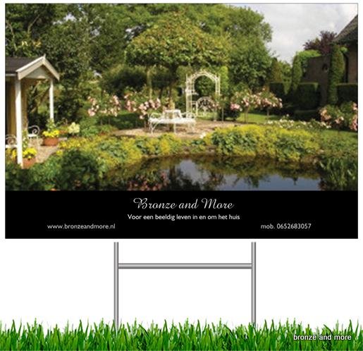 Brocante tuinmeubelen en bronzen beelden voor in en om het huis
