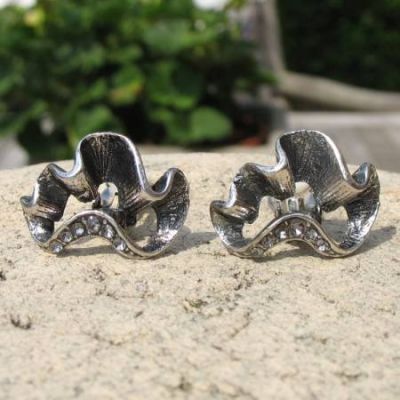 Zilverkleurige oorclips met strasssteentjes