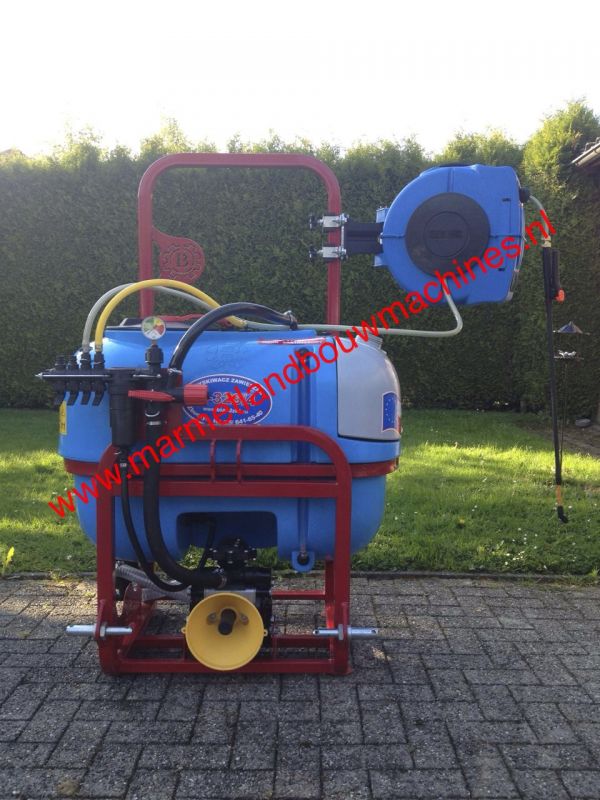 Veldspuiten Veld spuit Sproeier gedragen getrokken.