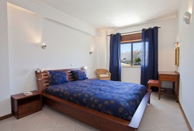 Algarve, Carvoeiro. 2 slk. appt. met zwembad. 500m vanm zandstrand