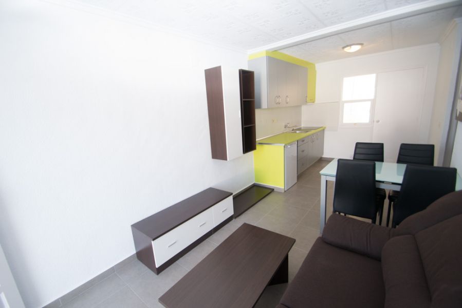 Rijhuis met ruim terras te torrevieja spanje 