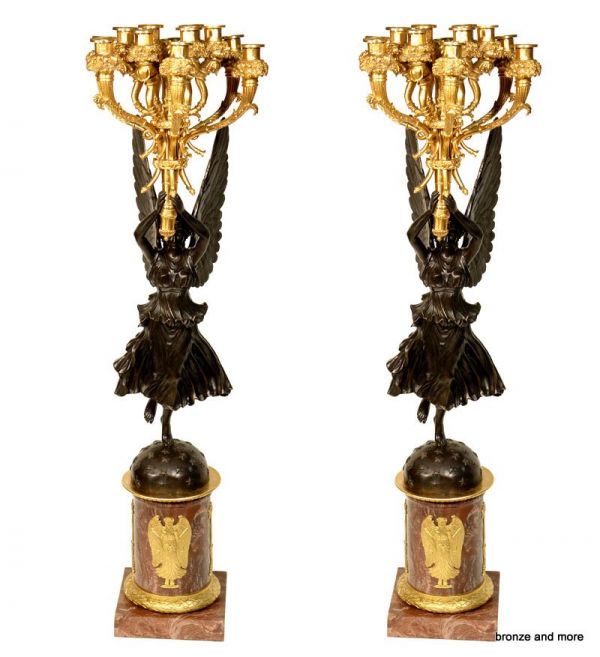 Bronzen beelden voor in en om het huis