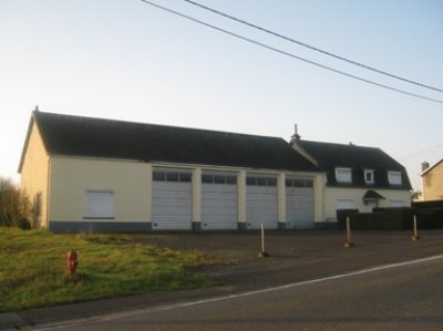 Zuid-België: Ardennen: 6850 Paliseul: Opbrengsteigendom met woning, hangar en privé parking.