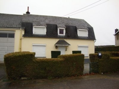 Zuid-België: Ardennen: 6850 Paliseul: Opbrengsteigendom met woning, hangar en privé parking.