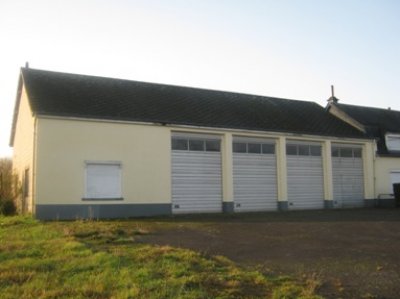 Zuid-België: Ardennen: 6850 Paliseul: Opbrengsteigendom met woning, hangar en privé parking.