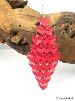 Oorbellen van rood gekleurde plaatjes