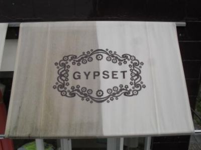 Schoonmaken zonneschermdoek reinigen markiezen met groene aanslag