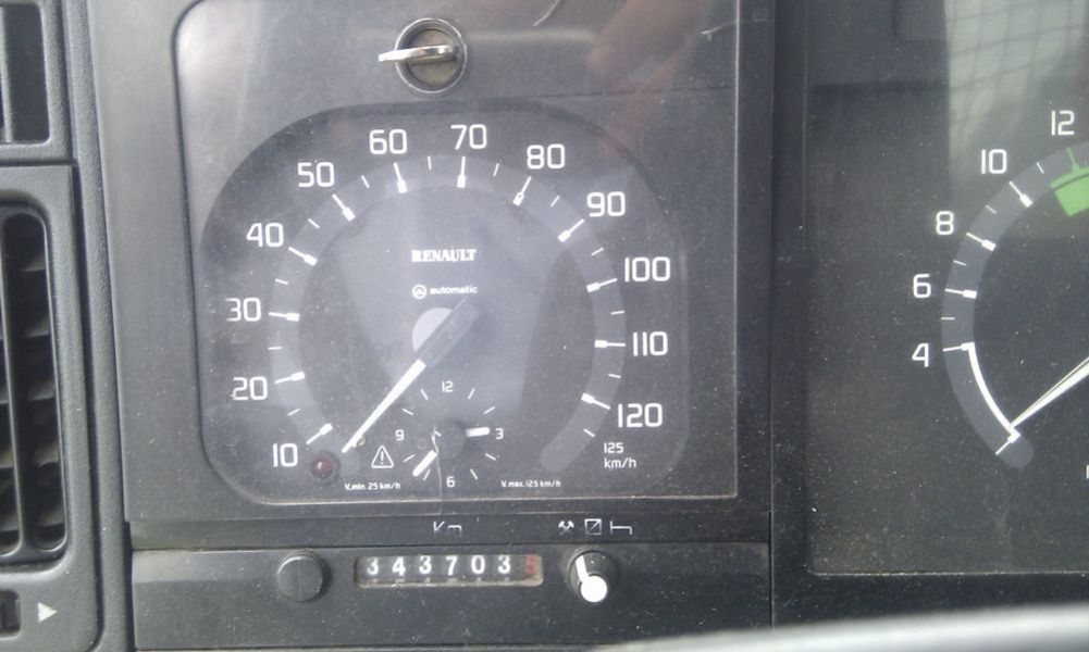 Vrachtwagen met Hiab laadkraan Renault Kerax 260