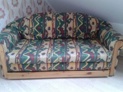 Vrolijk gekleurd zit/slaapbankje 