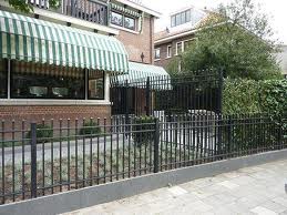 Voor het plaatsen van schuttingen, hagen en hekwerk