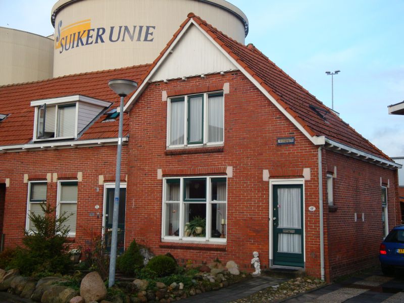 Hoekwoning in forenzen dorp.