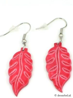 Rode bladvormige parelmoer oorbellen (hanger).
