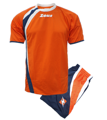 Nieuwe voetbaltenues uit Italie vanaf 14,00 EUR