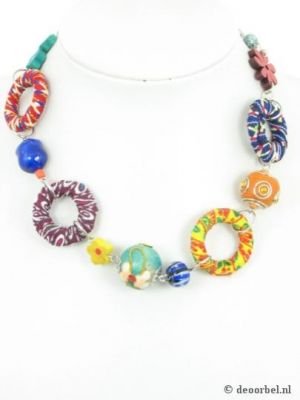 Gekleurde kralen ketting met ringen en cloisone kralen